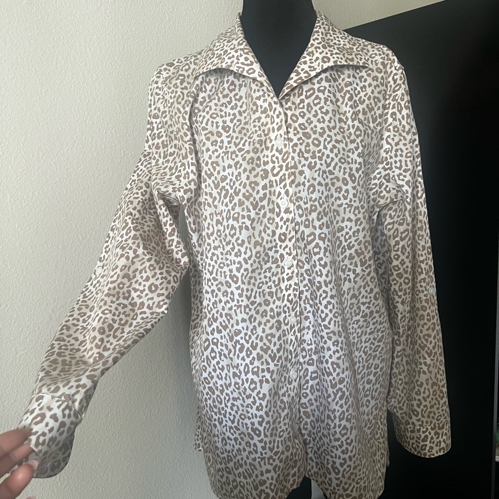 Chico's Women Animal Print Low Cut No Iron Roll Tab Long Sleeve Sz‎ 2(L 12/14)